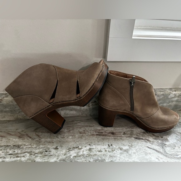 Dansko Shoes - Dansko Delphina Peep Toe Shoe Womans Size 39 NWOT